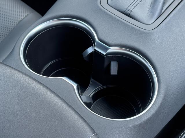 ハリアーハイブリッド Ｚ　レザーパッケージ・ナイトシェード　特別仕様車　１２．３型ＪＢＬコネクトナビ　　調光パノラマルーフ　デジタルミラー　ヘッドアップディスプレイ　シートヒーター＆クーラー　シートメモリー　ＰＶＭ　ＢＳＭ　ＡＣ１５００Ｗ　置充電　純正１９ＡＷ（66枚目）