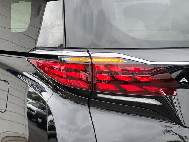 アルファードハイブリッド エグゼクティブラウンジ 内装ニュートラルベージュ 14型コネクトナビ JBLプレミアムサウンド リヤエンターテイメント デジタルミラー 左右独立ムーンルーフ CD/DVDデッキ スペアタイヤ 置くだけ充電 純正19インチAW(30枚目)