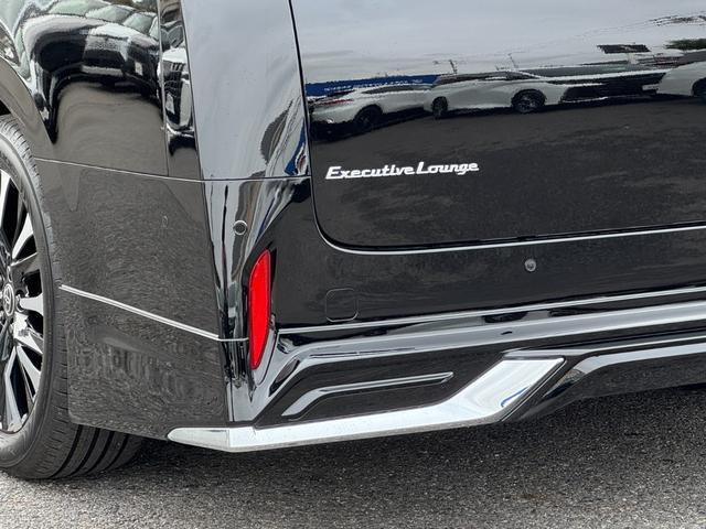 アルファードハイブリッド エグゼクティブラウンジ 内装ニュートラルベージュ 14型コネクトナビ JBLプレミアムサウンド リヤエンターテイメント デジタルミラー 左右独立ムーンルーフ CD/DVDデッキ スペアタイヤ 置くだけ充電 純正19インチAW(33枚目)