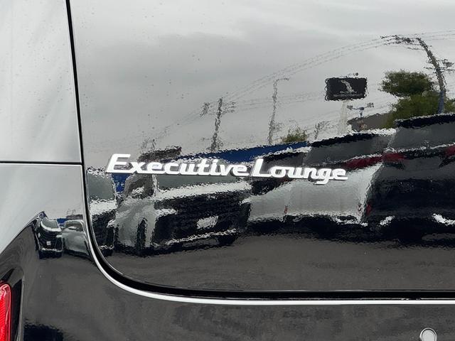 アルファードハイブリッド エグゼクティブラウンジ 内装ニュートラルベージュ 14型コネクトナビ JBLプレミアムサウンド リヤエンターテイメント デジタルミラー 左右独立ムーンルーフ CD/DVDデッキ スペアタイヤ 置くだけ充電 純正19インチAW(34枚目)