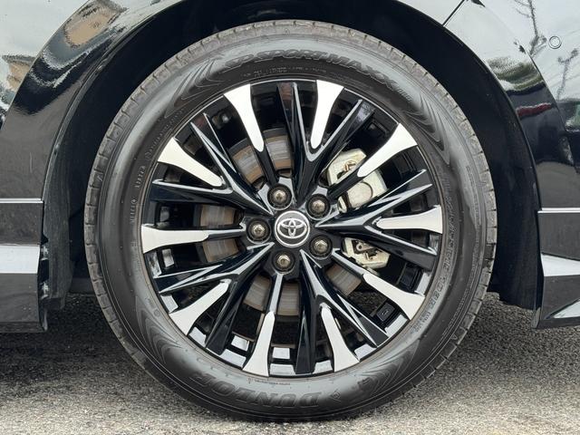 アルファードハイブリッド エグゼクティブラウンジ 内装ニュートラルベージュ 14型コネクトナビ JBLプレミアムサウンド リヤエンターテイメント デジタルミラー 左右独立ムーンルーフ CD/DVDデッキ スペアタイヤ 置くだけ充電 純正19インチAW(35枚目)