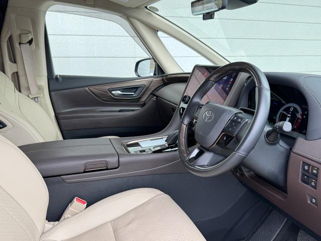 アルファードハイブリッド エグゼクティブラウンジ 内装ニュートラルベージュ 14型コネクトナビ JBLプレミアムサウンド リヤエンターテイメント デジタルミラー 左右独立ムーンルーフ CD/DVDデッキ スペアタイヤ 置くだけ充電 純正19インチAW(40枚目)