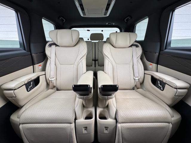 アルファードハイブリッド エグゼクティブラウンジ 内装ニュートラルベージュ 14型コネクトナビ JBLプレミアムサウンド リヤエンターテイメント デジタルミラー 左右独立ムーンルーフ CD/DVDデッキ スペアタイヤ 置くだけ充電 純正19インチAW(41枚目)