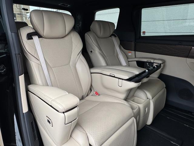 アルファードハイブリッド エグゼクティブラウンジ 内装ニュートラルベージュ 14型コネクトナビ JBLプレミアムサウンド リヤエンターテイメント デジタルミラー 左右独立ムーンルーフ CD/DVDデッキ スペアタイヤ 置くだけ充電 純正19インチAW(42枚目)