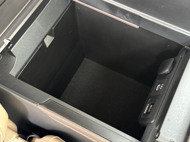 アルファードハイブリッド エグゼクティブラウンジ 内装ニュートラルベージュ 14型コネクトナビ JBLプレミアムサウンド リヤエンターテイメント デジタルミラー 左右独立ムーンルーフ CD/DVDデッキ スペアタイヤ 置くだけ充電 純正19インチAW(64枚目)