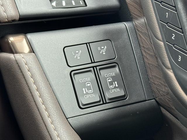 アルファードハイブリッド エグゼクティブラウンジ 内装ニュートラルベージュ 14型コネクトナビ JBLプレミアムサウンド リヤエンターテイメント デジタルミラー 左右独立ムーンルーフ CD/DVDデッキ スペアタイヤ 置くだけ充電 純正19インチAW(66枚目)