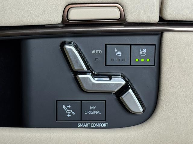 アルファードハイブリッド エグゼクティブラウンジ 内装ニュートラルベージュ 14型コネクトナビ JBLプレミアムサウンド リヤエンターテイメント デジタルミラー 左右独立ムーンルーフ CD/DVDデッキ スペアタイヤ 置くだけ充電 純正19インチAW(69枚目)