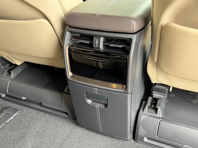 アルファードハイブリッド エグゼクティブラウンジ 内装ニュートラルベージュ 14型コネクトナビ JBLプレミアムサウンド リヤエンターテイメント デジタルミラー 左右独立ムーンルーフ CD/DVDデッキ スペアタイヤ 置くだけ充電 純正19インチAW(71枚目)