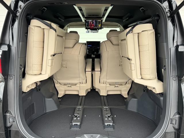 アルファードハイブリッド エグゼクティブラウンジ 内装ニュートラルベージュ 14型コネクトナビ JBLプレミアムサウンド リヤエンターテイメント デジタルミラー 左右独立ムーンルーフ CD/DVDデッキ スペアタイヤ 置くだけ充電 純正19インチAW(73枚目)