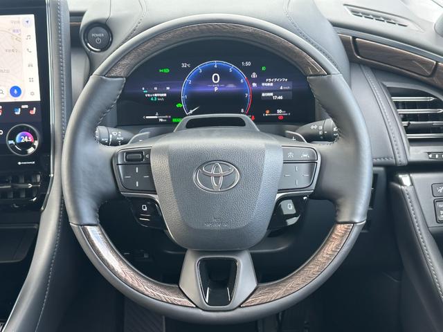 本革巻きステアリング＆ステアリングスイッチで運転中の操作も楽ですね。