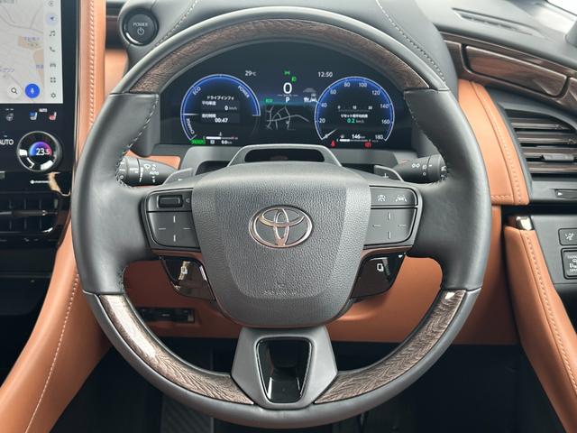 本革巻きステアリング＆ステアリングスイッチで運転中の操作も楽ですね。