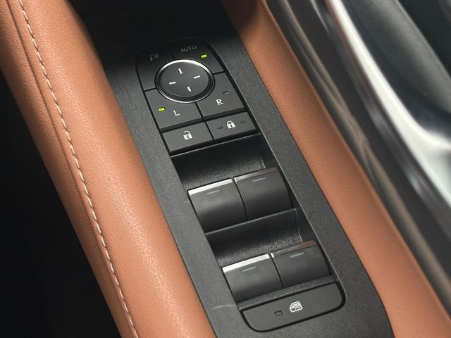 電動格納ドアミラーは標準装備です。