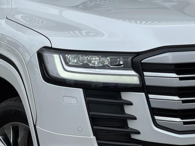 純正ＬＥＤヘッドライトは暗い夜道でも視認性が高く安心です。デイライト付きで昼間でもお洒落な演出付きです。