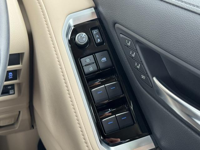 電動格納ドアミラーは標準装備です。