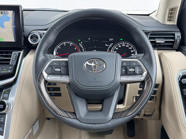 本革巻きステアリング＆ステアリングスイッチで運転中の操作も楽ですね。