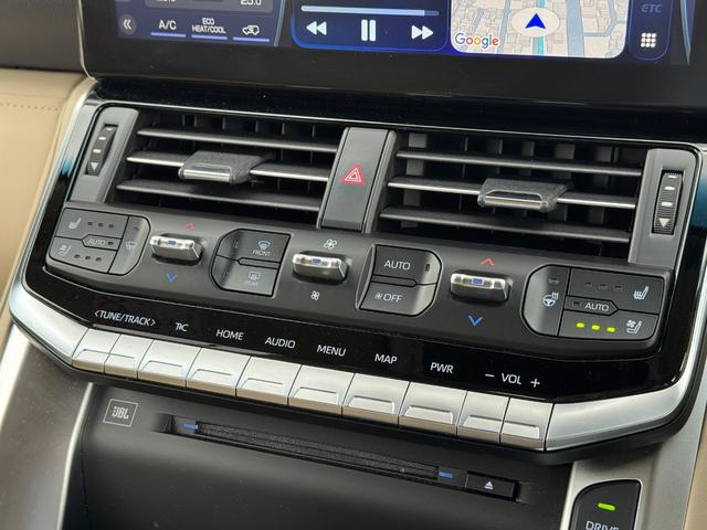 オートデュアルエアコンですので、運転席と助手席で別々の温度設定可能です。