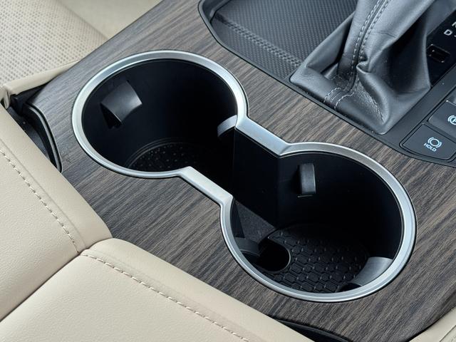 収納やドリンクホルダーが所々にございます。