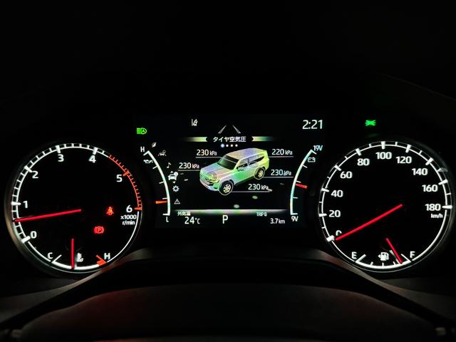 視認性の高いスピードメーターです。マルチインフォメーションディスプレイで燃費から安全装置の作動状況がご確認頂けます。