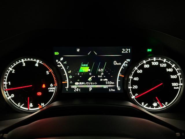 視認性の高いスピードメーターです。マルチインフォメーションディスプレイで燃費から安全装置の作動状況がご確認頂けます。