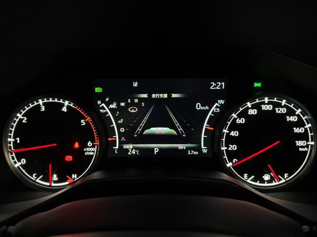 視認性の高いスピードメーターです。マルチインフォメーションディスプレイで燃費から安全装置の作動状況がご確認頂けます。