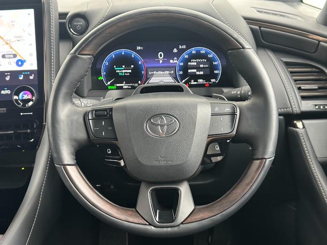 本革巻きステアリング＆ステアリングスイッチで運転中の操作も楽ですね。