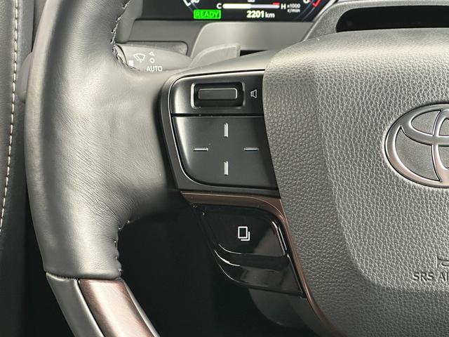 ステアリングスイッチでオーディオ、インフォメーションディスプレイの操作が可能です。