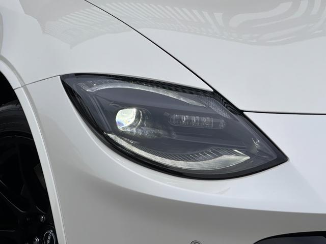 純正ＬＥＤヘッドライトは暗い夜道でも視認性が高く安心です。デイライト付きで昼間でもお洒落な演出付きです。