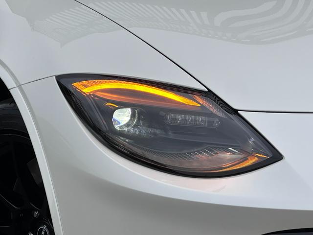 純正ＬＥＤヘッドライトは暗い夜道でも視認性が高く安心です。デイライト付きで昼間でもお洒落な演出付きです。