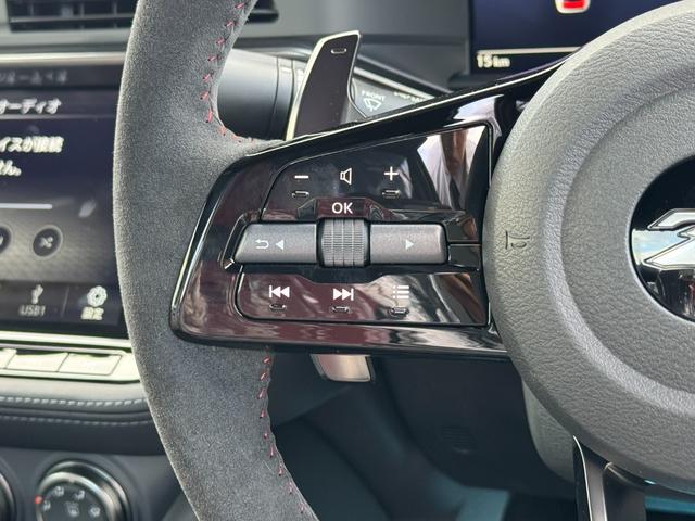 本革巻きステアリング＆ステアリングスイッチで運転中の操作も楽ですね。