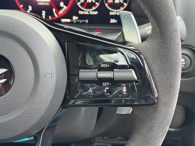 本革巻きステアリング＆ステアリングスイッチで運転中の操作も楽ですね。