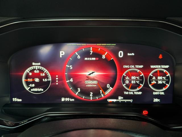 視認性の高いスピードメーターです。マルチインフォメーションディスプレイで燃費から安全装置の作動状況がご確認頂けます。