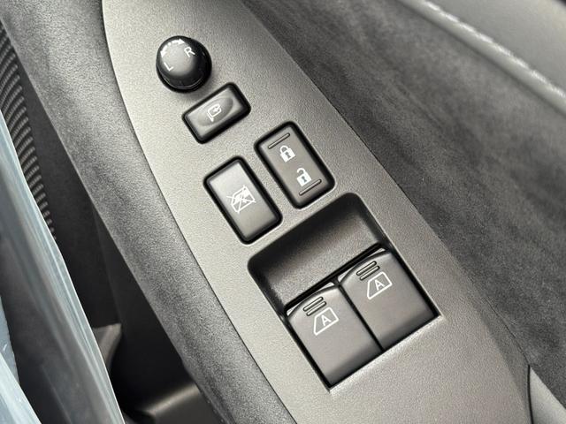 電動格納ドアミラーは標準装備です。