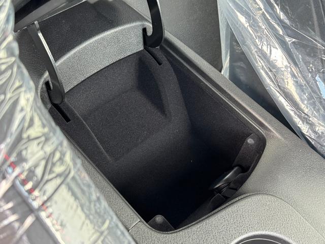 収納やドリンクホルダーが所々にございます。