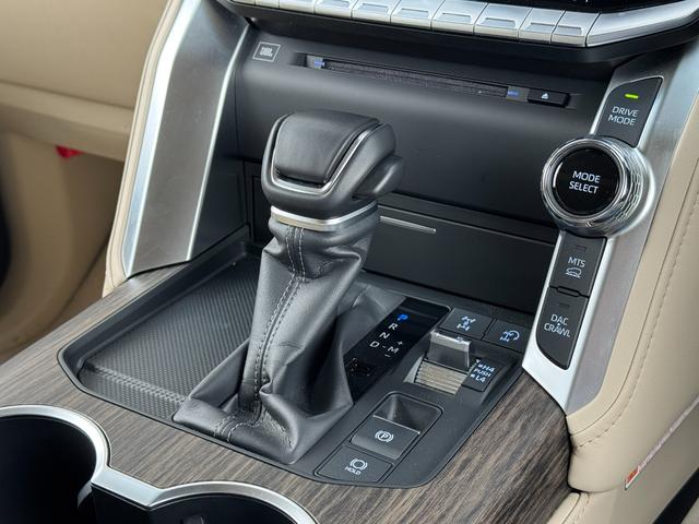 ランドクルーザー ZX クールBOX搭載 リアエンターテインメントシステム モデリスタエアロキット 寒冷地仕様 JBLプレミアムサウンドシステム 電動リアデフロック 空気圧警報システム ブラックルーフレール ディーゼルターボ(55枚目)