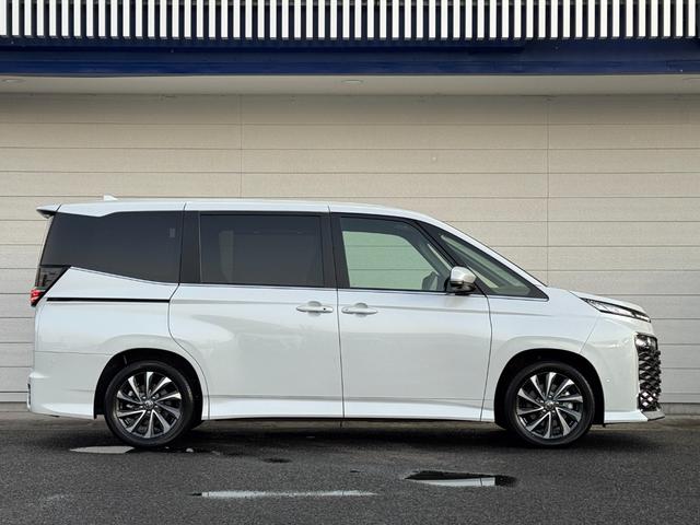 ヴォクシー 　改良モデル　１０．５型コネクトナビ　３眼ＬＥＤヘッドライト　快適利便パッケージＨｉ　トヨタチームメイト　アドバンストパーク　デジタルインナーミラー　後席シートヒーター　純正１７インチＡＷ（9枚目）