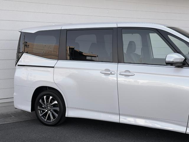 ヴォクシー 　改良モデル　１０．５型コネクトナビ　３眼ＬＥＤヘッドライト　快適利便パッケージＨｉ　トヨタチームメイト　アドバンストパーク　デジタルインナーミラー　後席シートヒーター　純正１７インチＡＷ（14枚目）