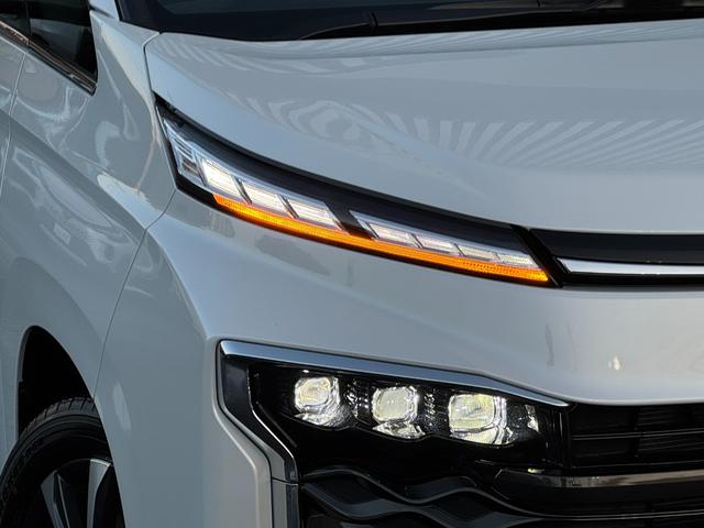 ヴォクシー 　改良モデル　１０．５型コネクトナビ　３眼ＬＥＤヘッドライト　快適利便パッケージＨｉ　トヨタチームメイト　アドバンストパーク　デジタルインナーミラー　後席シートヒーター　純正１７インチＡＷ（17枚目）