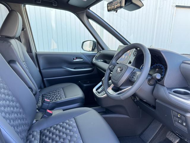 ヴォクシー 　改良モデル　１０．５型コネクトナビ　３眼ＬＥＤヘッドライト　快適利便パッケージＨｉ　トヨタチームメイト　アドバンストパーク　デジタルインナーミラー　後席シートヒーター　純正１７インチＡＷ（30枚目）