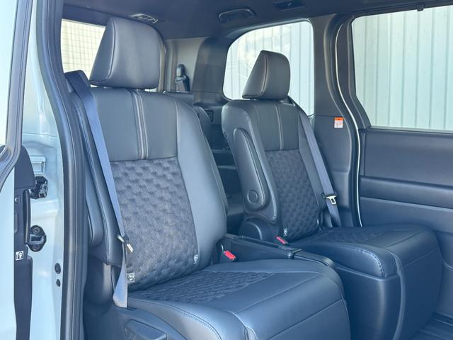 ヴォクシー 　改良モデル　１０．５型コネクトナビ　３眼ＬＥＤヘッドライト　快適利便パッケージＨｉ　トヨタチームメイト　アドバンストパーク　デジタルインナーミラー　後席シートヒーター　純正１７インチＡＷ（32枚目）