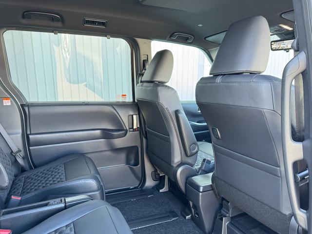 ヴォクシー 　改良モデル　１０．５型コネクトナビ　３眼ＬＥＤヘッドライト　快適利便パッケージＨｉ　トヨタチームメイト　アドバンストパーク　デジタルインナーミラー　後席シートヒーター　純正１７インチＡＷ（34枚目）