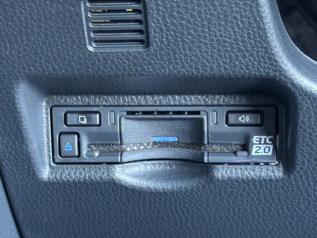 ヴォクシー 　改良モデル　１０．５型コネクトナビ　３眼ＬＥＤヘッドライト　快適利便パッケージＨｉ　トヨタチームメイト　アドバンストパーク　デジタルインナーミラー　後席シートヒーター　純正１７インチＡＷ（57枚目）