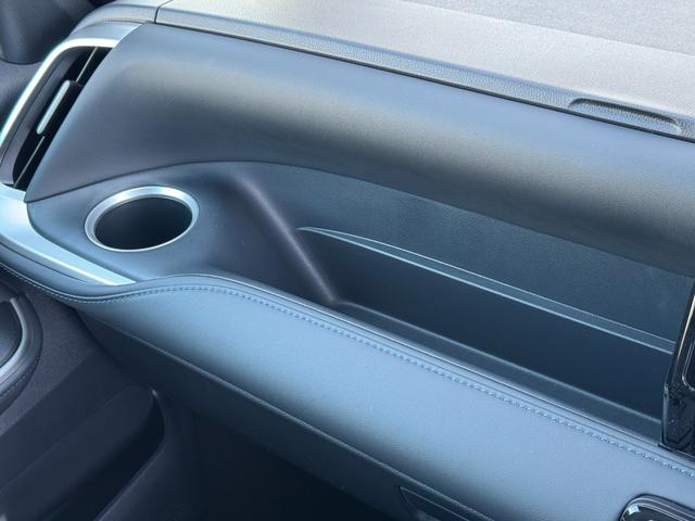 ヴォクシー 　改良モデル　１０．５型コネクトナビ　３眼ＬＥＤヘッドライト　快適利便パッケージＨｉ　トヨタチームメイト　アドバンストパーク　デジタルインナーミラー　後席シートヒーター　純正１７インチＡＷ（60枚目）