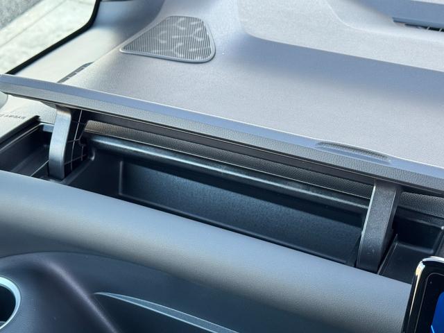 ヴォクシー 　改良モデル　１０．５型コネクトナビ　３眼ＬＥＤヘッドライト　快適利便パッケージＨｉ　トヨタチームメイト　アドバンストパーク　デジタルインナーミラー　後席シートヒーター　純正１７インチＡＷ（61枚目）