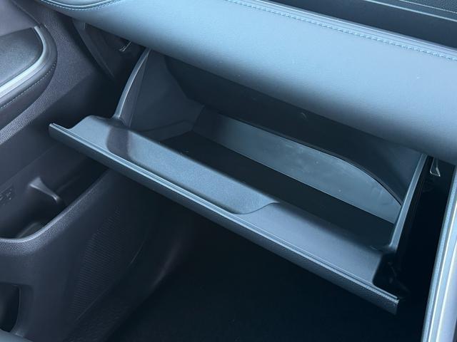 ヴォクシー 　改良モデル　１０．５型コネクトナビ　３眼ＬＥＤヘッドライト　快適利便パッケージＨｉ　トヨタチームメイト　アドバンストパーク　デジタルインナーミラー　後席シートヒーター　純正１７インチＡＷ（62枚目）