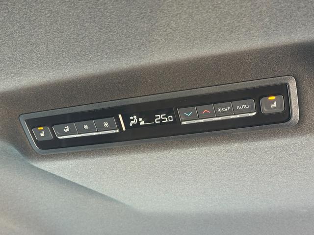 ヴォクシー 　改良モデル　１０．５型コネクトナビ　３眼ＬＥＤヘッドライト　快適利便パッケージＨｉ　トヨタチームメイト　アドバンストパーク　デジタルインナーミラー　後席シートヒーター　純正１７インチＡＷ（66枚目）