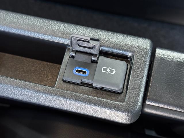 ヴォクシー 　改良モデル　１０．５型コネクトナビ　３眼ＬＥＤヘッドライト　快適利便パッケージＨｉ　トヨタチームメイト　アドバンストパーク　デジタルインナーミラー　後席シートヒーター　純正１７インチＡＷ（68枚目）