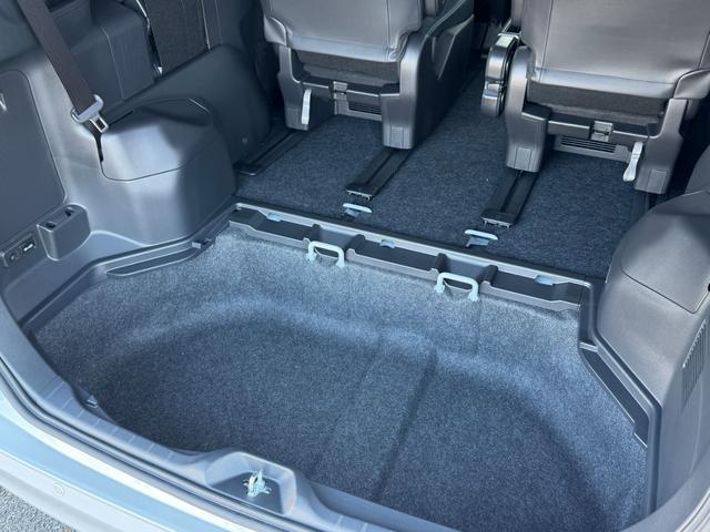 ヴォクシー 　改良モデル　１０．５型コネクトナビ　３眼ＬＥＤヘッドライト　快適利便パッケージＨｉ　トヨタチームメイト　アドバンストパーク　デジタルインナーミラー　後席シートヒーター　純正１７インチＡＷ（74枚目）