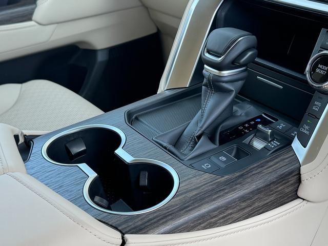 ランドクルーザー ＺＸ　モデリスタエアロ＋リヤスポイラー　１２．３型ＪＢＬコネクトナビ　リヤエンター　クールＢＯＸ　電動リヤデフロック　１２．３ＴＦＴカラーメーター　ブラックルーフレール　電動格納式サードシート　純正１８ＡＷ（61枚目）