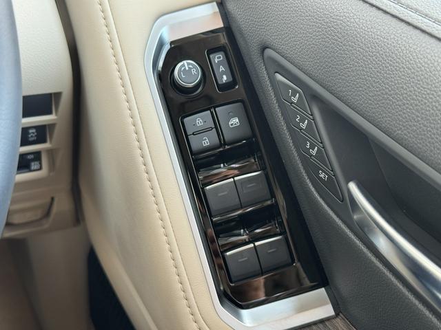 ランドクルーザー ＺＸ　内装ベージュ　モデリスタエアロ　１２．３型ＪＢＬナビ　リヤエンター　クールＢＯＸ　寒冷地仕様　空気圧センサー　電動リヤデフロック　トノカバー　電動格納サードシート　アクセサリーコンセント　純正２０ＡＷ（62枚目）