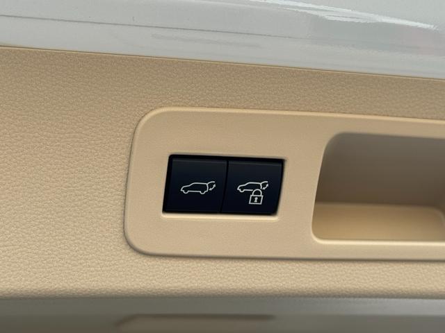 ランドクルーザー ＺＸ　内装ベージュ　モデリスタエアロ　１２．３型ＪＢＬナビ　リヤエンター　クールＢＯＸ　寒冷地仕様　空気圧センサー　電動リヤデフロック　トノカバー　電動格納サードシート　アクセサリーコンセント　純正２０ＡＷ（75枚目）